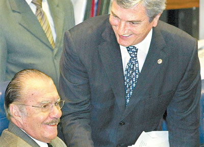 O senador Fernando Collor cumprimenta o colega Jos Sarney na sesso de reabertura da Casa