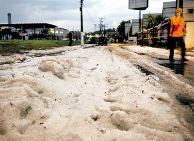 Granizo acumulado em rua de Barueri (Grande SP); chuvas no provocaram danos materiais, mas fecharam a pista de Congonhas