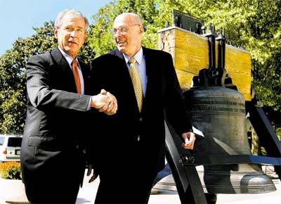 O presidente Bush cumprimenta Henry Paulson, secretrio do Tesouro, aps aprovao do plano