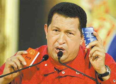 Em discurso sobre a derrota, Chvez exibe Carta venezuelana (dir.) e sua proposta de 69 mudanas