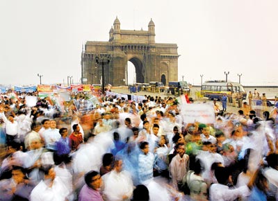 Cerca de 100 mil manifestantes marcham diante do Portal da ndia, em Mumbai, aps os atentados que mataram 172 na semana passada