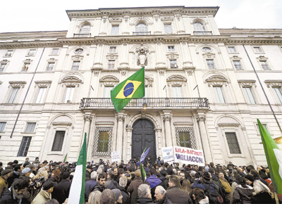 Manifestantes fazem protesto diante da Embaixada do Brasil em Roma