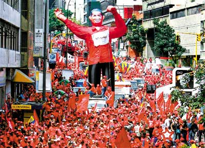 Manifestantes carregam boneco do presidente Hugo Chvez em comemorao dos 15 anos de golpe frustrado liderado por ele