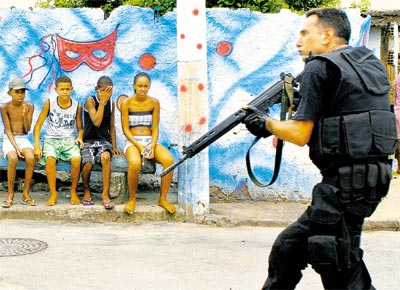 Policial civil circula pela favela da Coreia, uma das quatro na zona oeste do Rio onde aes contra o trfico mataram pelo menos 10