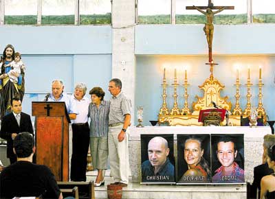 Pais dos franceses da ONG Terr'Ativa durante missa no Rio em homenagem aos filhos assassinados na semana passada