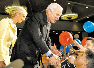 Ao lado de sua mulher, Cindy, o republicano John McCain cumprimenta eleitores aps assegurar sua candidatura  Casa Branca