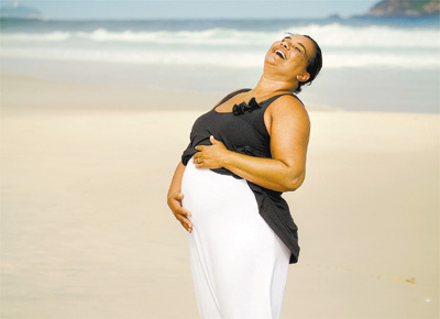 A atriz, grvida de quatro meses, na Barra da Tijuca, no Rio