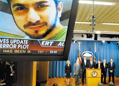 Autoridades americanas falam sobre a investigao do atentado frustrado em Nova York, enquanto TV exibe imagem de Shahzad