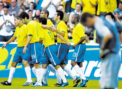 Juninho (o 2 na foto) festeja gol, o ltimo nos 4 a 0 sobre a Nova Zelndia, com Ricardinho, Cicinho, Adriano, Kak e Robinho