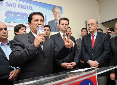 Demitido por Dilma, Alfredo Nascimento ( esq.) discursa no ato que formalizou a aliana com o tucano Jos Serra