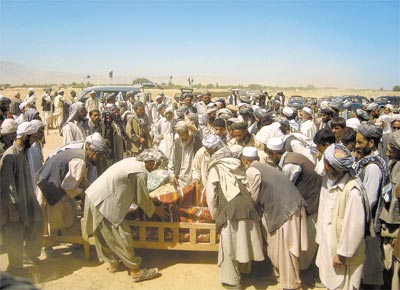 Afegos preparam enterro de vtimas do ataque da Otan que matou<br>pelo menos 70, dezenas das quais civis, no norte do pas