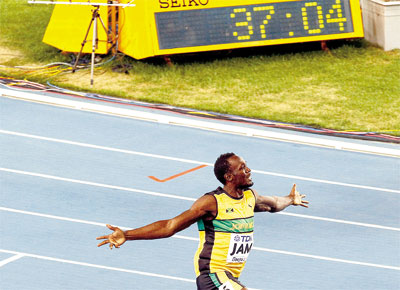 Bolt celebra ouro com novo recorde no cronmetro