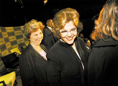 Dilma durante encontro, aps a sabatina, com a psicloga Lucia Salvia Coelho ( esq.), com quem esteve presa no Dops em 1971