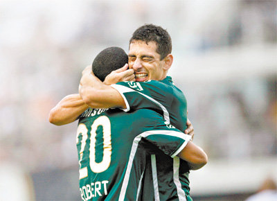 Robert e Diego Souza comandam reao do lder<br> Palmeiras na vitria por 3 a 1 contra o Santos