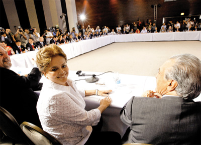 Dilma Rousseff com Jos Eduardo Dutra (esq.) e Michel<br>Temer (dir.) em evento que reuniu os governistas recm-eleitos