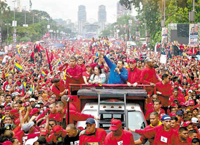 <B>MAR VERMELHO:</b> O presidente da Venezuela, Hugo Chvez, atrai multido de apoiadores e servidores
