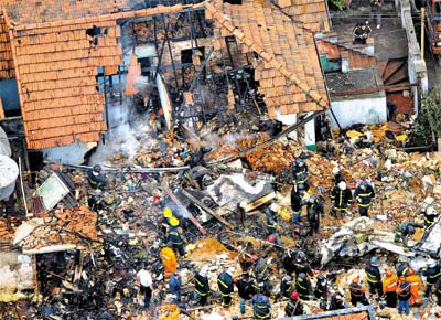 Bombeiros trabalham no resgate de corpos nos escombros de casa na zona norte de So Paulo atingida pelo jatinho que caiu  tarde