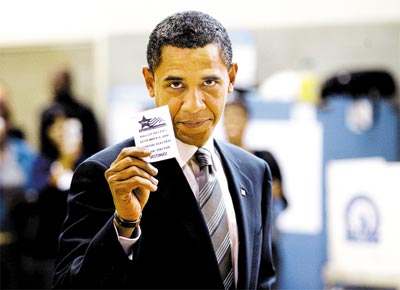 O senador Barack Obama exibe seu<br>comprovante de votao em Chicago