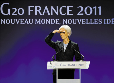 Christine Lagarde, presidente do FMI, d entrevista no G20,<br> frente do logo que fala em 