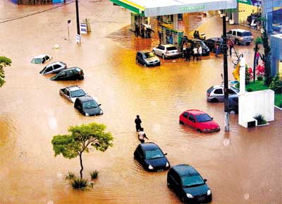 Enchente na avenida Roque Petroni Jr., zona sul da capital, onde o crrego Pirajussara transbordou