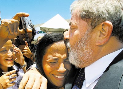O presidente Luiz Incio Lula da Silva beija moradora durante sua <br>visita ao complexo de favelas do Alemo, na zona norte do Rio