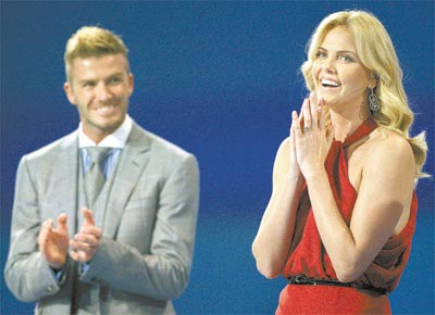 O jogador ingls David Beckham e a atriz sul-africana<br>Charlize Theron na cerimnia do sorteio