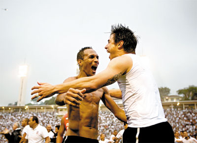 Liedson ( esq.) e Willian festejam depois do 0 a 0 com o Palmeiras,<br>no Pacaembu