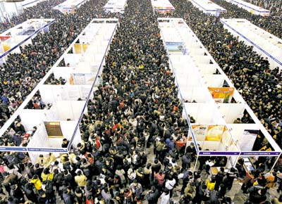 Em Pequim, desempregados lotam feira que oferece postos de trabalho; eventos do tipo, que costumam comear na 2 semana de fevereiro, foram antecipados no pas devido  crise econmica
