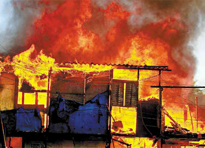 <b>INFERNO NA FAVELA</b> Habitaes em chamas na favela do Corujo, Vila Guilherme (zona norte de SP)