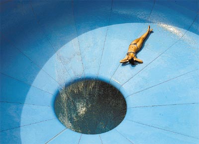 <b>NO LIMITE</b>: Mulher toma sol em brinquedo<br>de parque aqutico no interior de SP