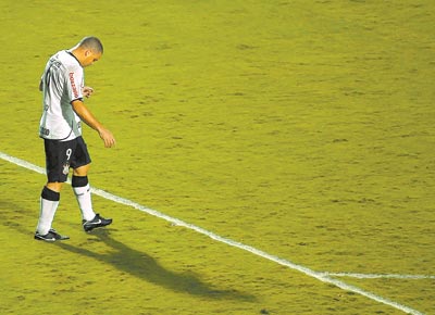 Ronaldo, que fez o segundo gol do Corinthians<br> no primeiro tempo, durante o jogo no Pacaembu