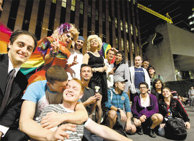 Na avenida Paulista, em SP, local da maior parada gay do mundo, grupo celebra a deciso do Supremo Tribunal Federal