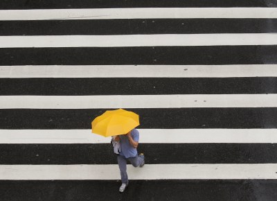 <b>TEMPO FECHADO:</b> Sob chuva, pedestre atravessa a av. Paulista; o clima deve atrapalhar a sada para o feriado, e o tempo s comear a abrir no Estado a partir de sbado