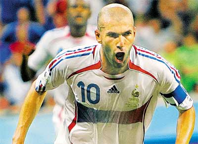 O francs Zidane festeja seu gol de pnalti, que classificou o pas para a final com a Itlia