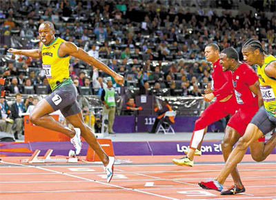 Usain Bolt cruza a linha de chegada em Londres