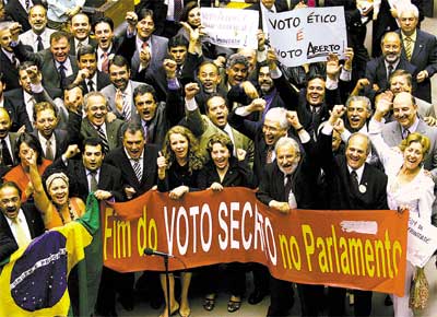 Congressistas comemoram no plenrio da Cmara aprovao em 1 turno do fim do voto secreto