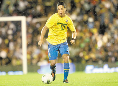 <b>GANA DE VENCER:</b> Na volta de Ronaldinho  seleo, time de Mano Menezes bate ganenses por 1 a 0 com gol de Leandro Damio