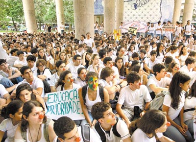 Estudantes fazem manifestao na antiga sede do MEC, no centro<br>do Rio, contra fraude no Enem, que obrigou prova a ser adiada