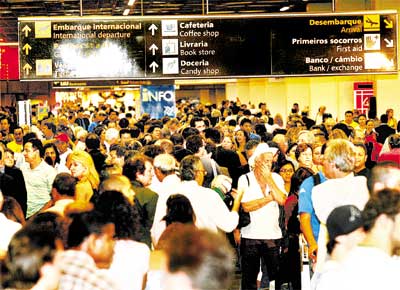 Passageiros lotam saguo do aeroporto de Braslia (DF), no incio da noite de ontem; aps pane, as decolagens foram suspensas