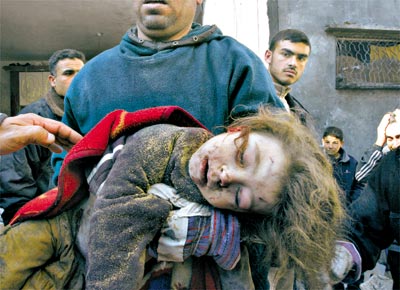 Palestinos carregam corpo de menina achada entre <br>escombros de casa atingida por ataques de Israel.