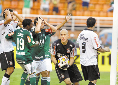 Jlio Csar impede empate do Palmeiras nos acrscimos; Kleber lamenta o lance