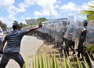 Manifestante lança spray de pimenta em soldados do Exército que cercam a Assembleia Legislativa, em Salvador (BA)