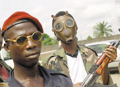Soldado pr-oposio usa mscara em Abidj (Costa do Marfim); em 'bunker', o presidente Gbagbo se recusa a deixar o poder