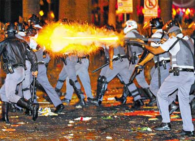 Policial militar dispara arma de efeito moral para controlar o tumulto durante show dos Racionais, na madrugada de domingo, centro de SP