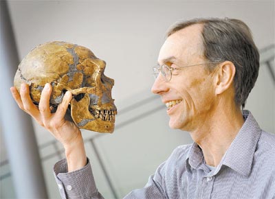 O geneticista sueco Svante Pbo, lder do projeto que sequenciou<br>o genoma do neandertal, segura crnio de indivduo da espcie