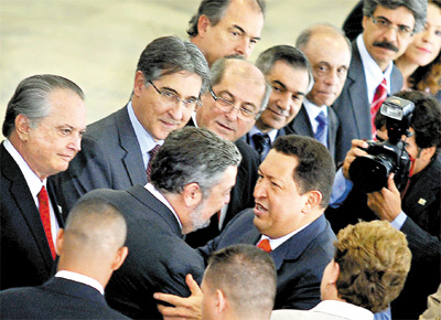 <B>FUERZA, COMPAERO</b><br> Diante da presidente Dilma (de costas) e de ministros, Hugo Chvez cumprimenta Palocci, a quem recomendou 'fora'