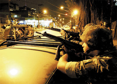 Militares do Exrcito no complexo do Alemo, no Rio de Janeiro, disparam durante confronto