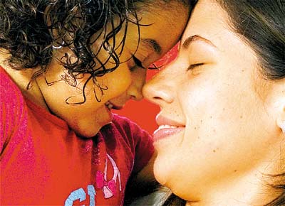 A mineira Paula Ballesteros, 23, com a filha Rafaela, 5; aconselhada a abortar, ela levou a gravidez adiante