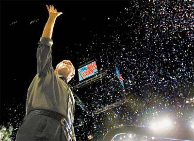 O presidente George W. Bush, republicano, participa de campanha na Flrida para tentar reverter o favoritismo dos democratas