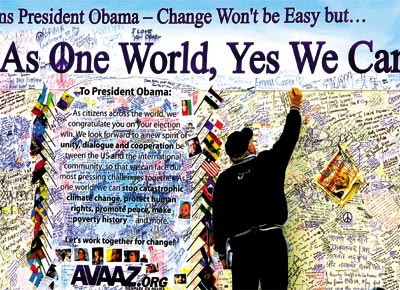 Homem escreve mensagem para o presidente eleito dos EUA, Barack Obama, em muro de cerca de 7 m de largura em Washington